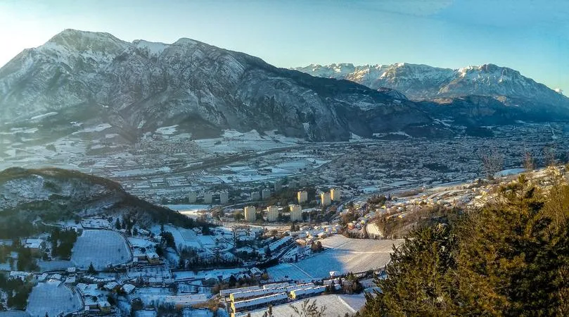 Pranzo in rifugio con vista panoramica sulla città di Trento