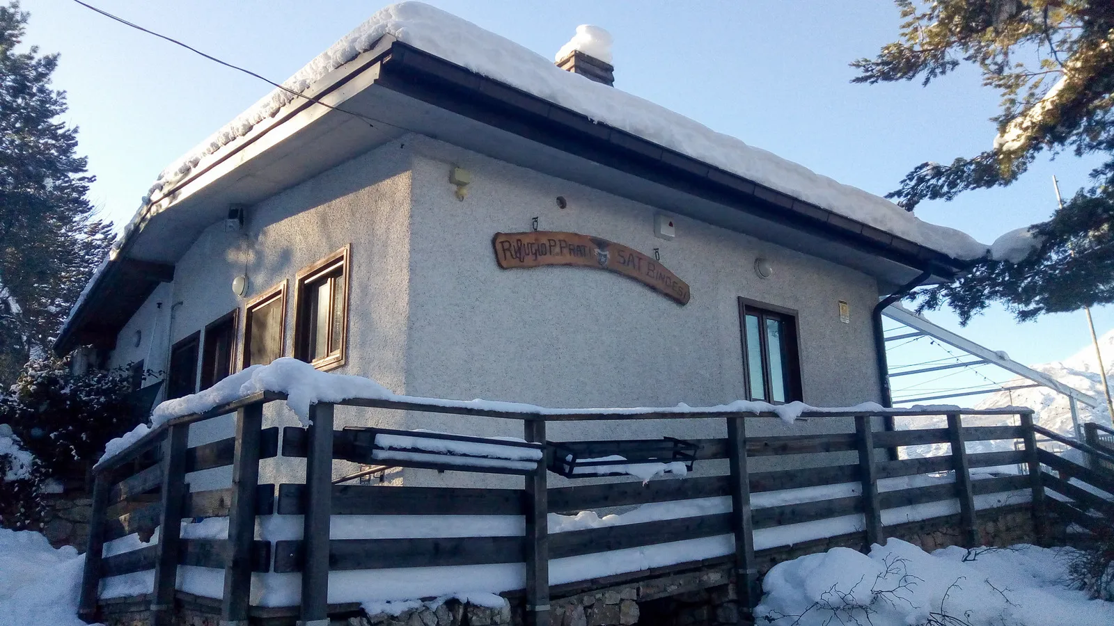 Pranzo in rifugio con vista panoramica sulla città di Trento