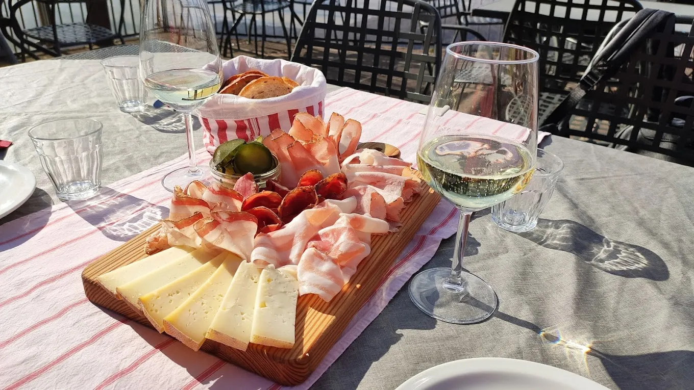 Pranzo in rifugio con vista panoramica sulla città di Trento