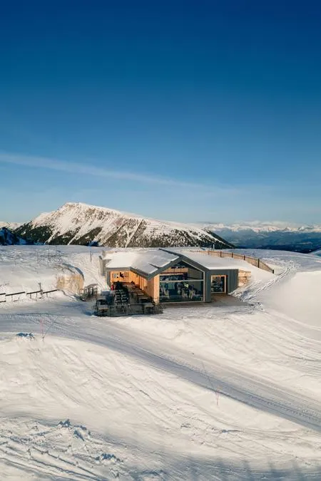 Pranzo in rifugio per sciatori sul Latemar a Pampeago