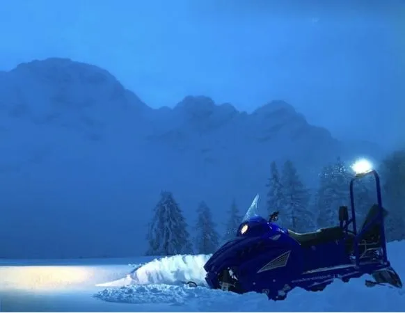 Giro in motoslitta serale con drink in rifugio sulle Dolomiti a Zoldo Alto