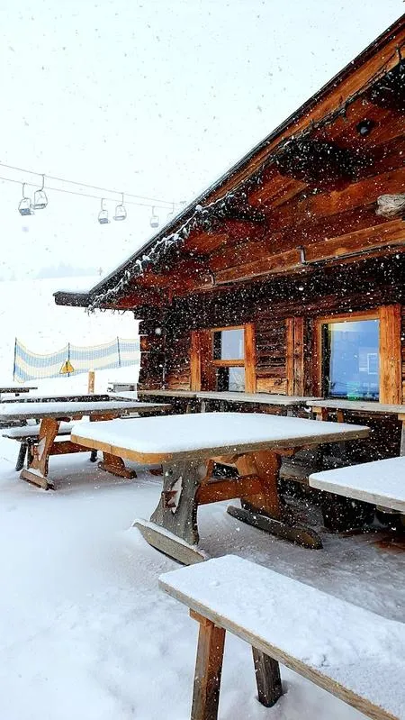 Pranzo alla Malga Sanon a Castelrotto sull'Alpe di Siusi in Val Gardena