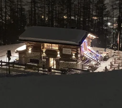 Cena in baita sulle piste a Livigno con trasporto in motoslitta