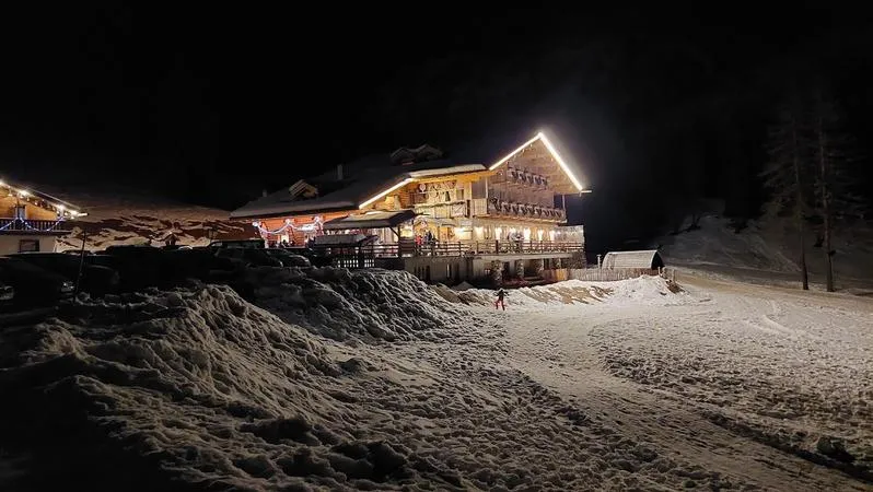 Cena in rifugio al Passo San Pellegrino a Falcade