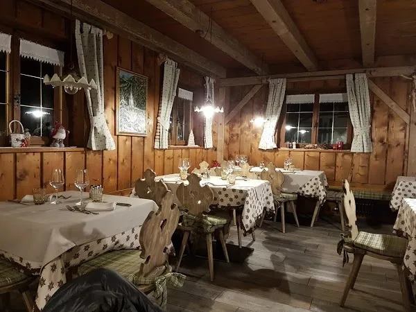 Cena in rifugio al Passo San Pellegrino a Falcade
