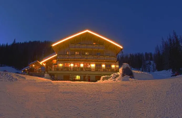 Notte in uno chalet alpino privato con vista sulle Dolomiti a Falcade