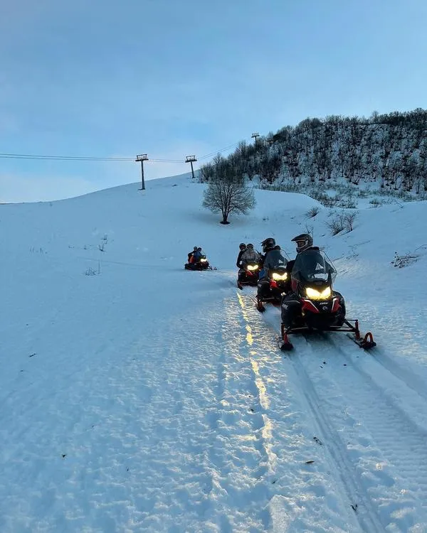 Giro in motoslitta con cena in baita a Limone Piemonte