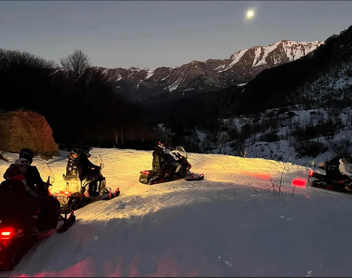 Giro in motoslitta con cena in baita a Limone Piemonte