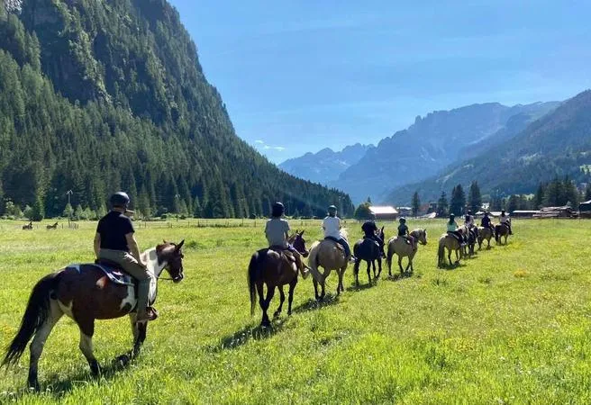 Passeggiata a cavallo in Val di Fassa da Canazei