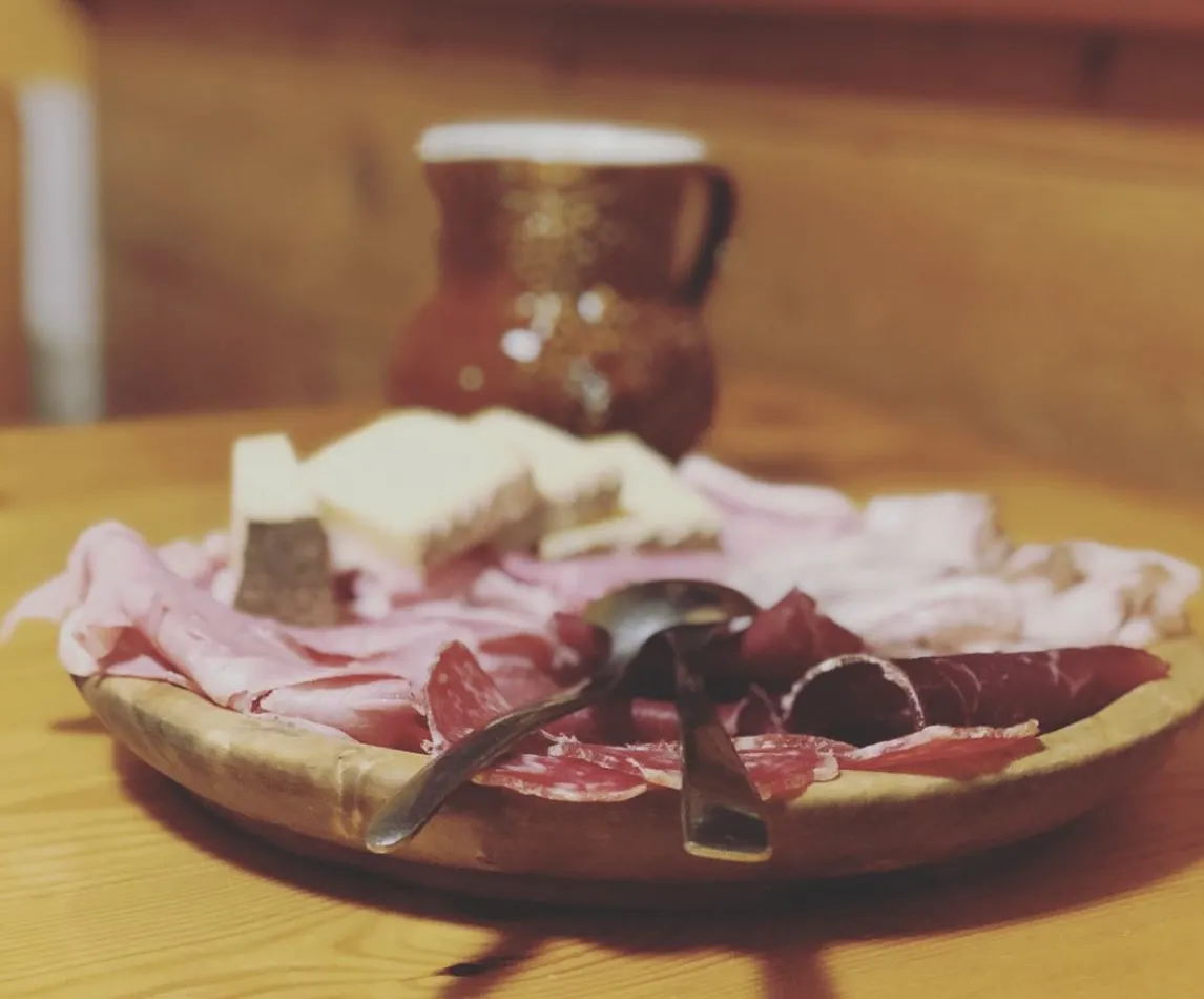 Pranzo in rifugio in Valmalenco sopra Chiesa
