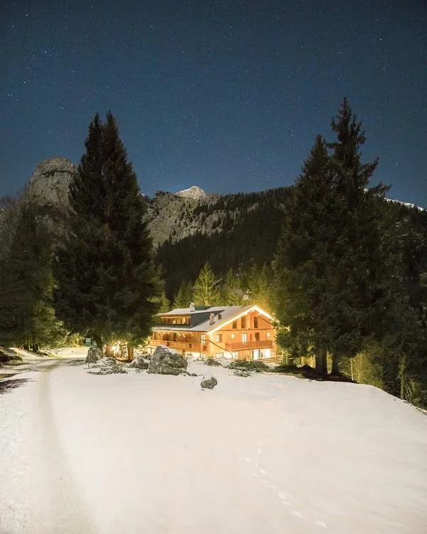 Cena in rifugio con trasporto sul gatto delle nevi a Molveno nelle Dolomiti del Brenta