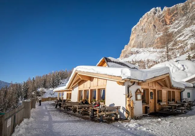 Pranzo in baita con trasporto in cabinovia con vista sulle Pale di San Martino