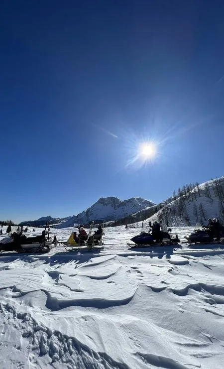 Escursione in motoslitta tra le Dolomiti sull'altopiano di Casera Razzo a Cadore