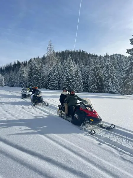 Escursione in motoslitta tra le Dolomiti sull'altopiano di Casera Razzo a Cadore