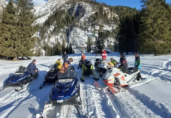 Escursione in motoslitta di 3 ore con pranzo in baita sull'Altopiano di Casera Razzo o Sauris