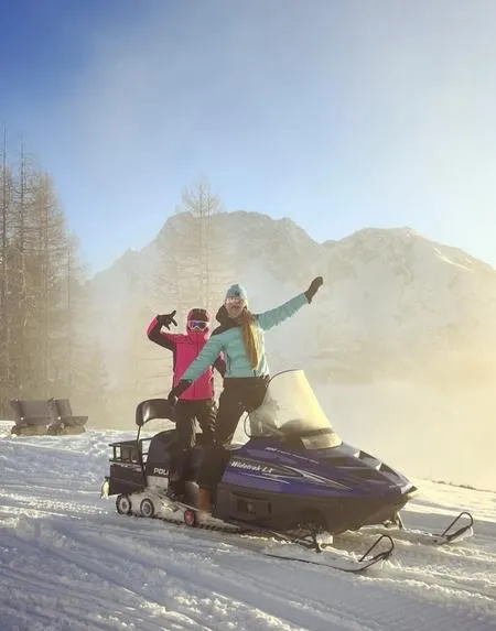 Escursione in motoslitta di 5 ore con pranzo a Sappada da Casera Razzo