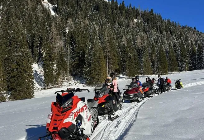 Escursione in motoslitta di 5 ore con pranzo a Sappada da Casera Razzo