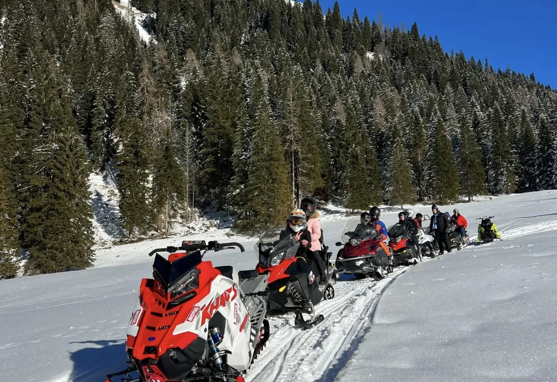 Escursione in motoslitta di 5 ore con pranzo a Sappada da Casera Razzo