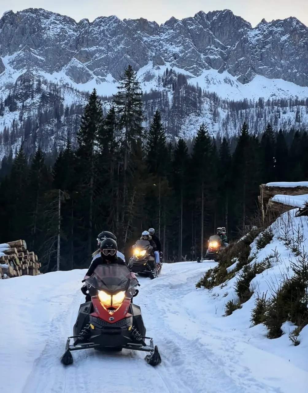 Escursione in motoslitta di 5 ore con pranzo a Sappada da Casera Razzo
