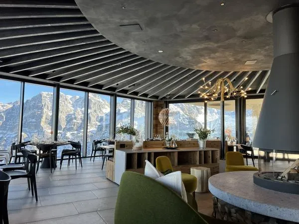 Pranzo al rifugio Doss Alpine Style con vista sulla Val Rendena sopra Pinzolo