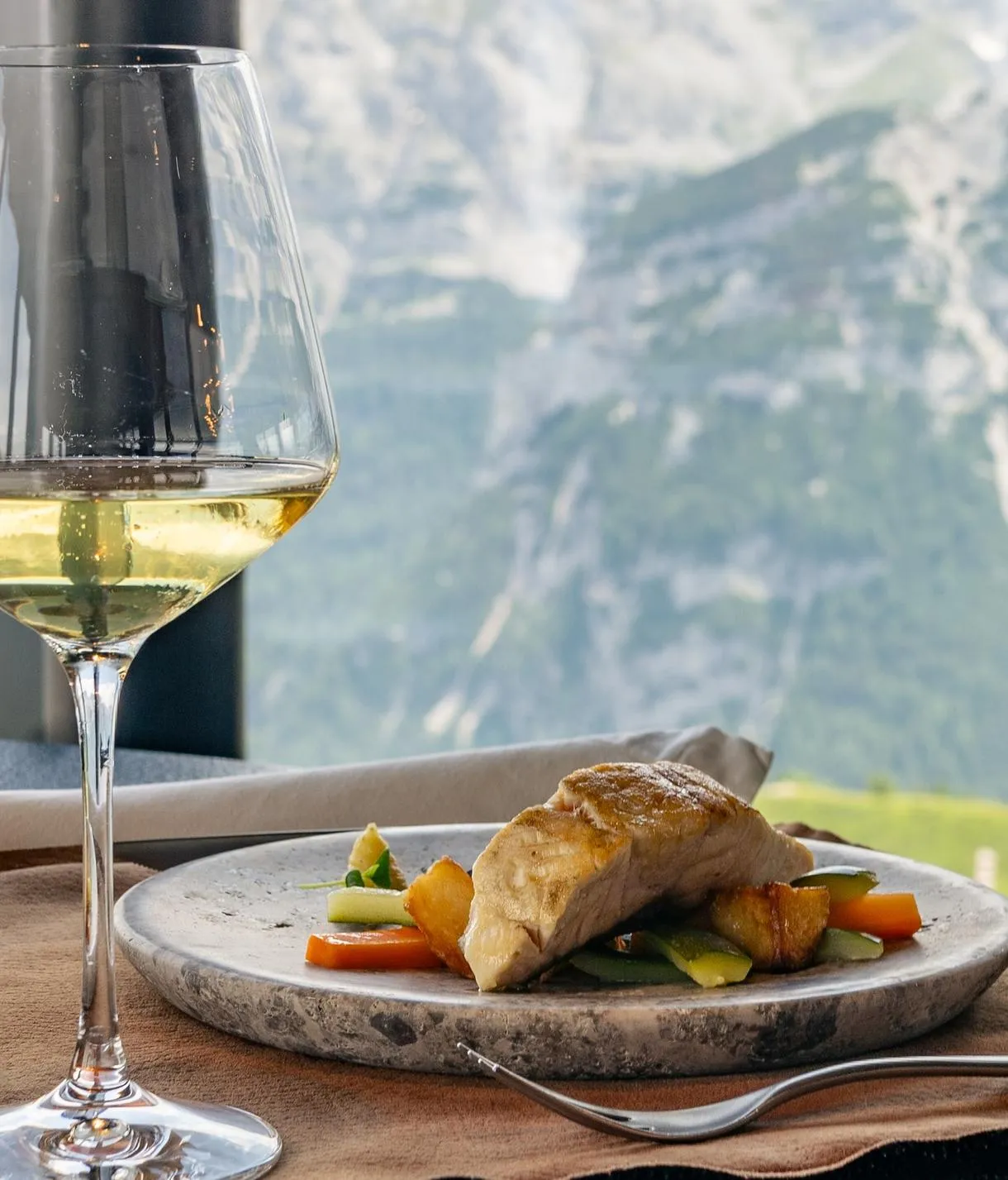 Pranzo al rifugio Doss Alpine Style con vista sulla Val Rendena sopra Pinzolo
