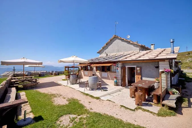 Pranzo alla Malga Lessinia nel Parco Naturale a Erbezzo
