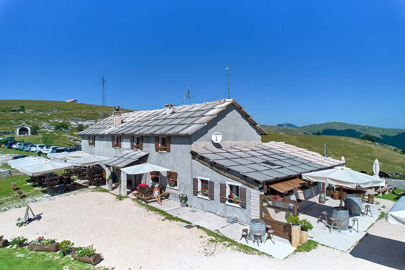 Pranzo alla Malga Lessinia nel Parco Naturale a Erbezzo