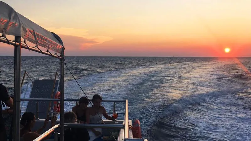 Aperitivo in barca al tramonto nel Golfo dei Poeti