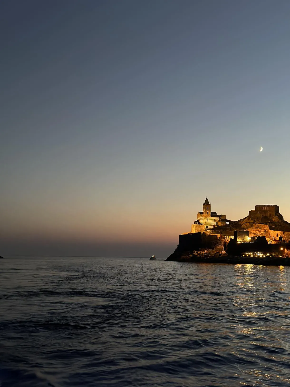 Aperitivo in barca al tramonto nel Golfo dei Poeti