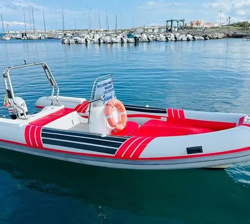 Noleggio gommone senza patente a San Foca