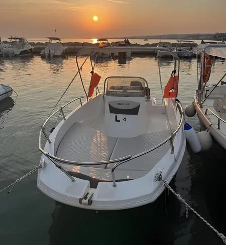 Noleggio barca senza patente nautica da Torre Vado