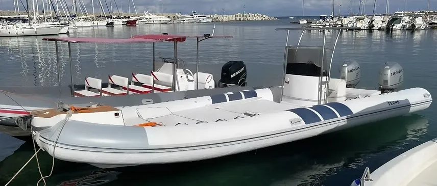 Noleggio gommone a San Foca con patente nautica