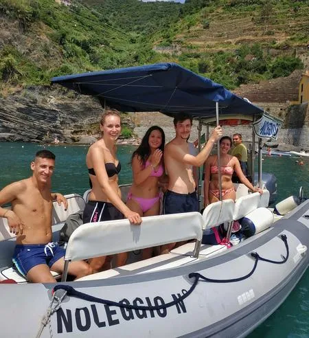 Escursione in barca di gruppo alle Cinque Terre da Riomaggiore