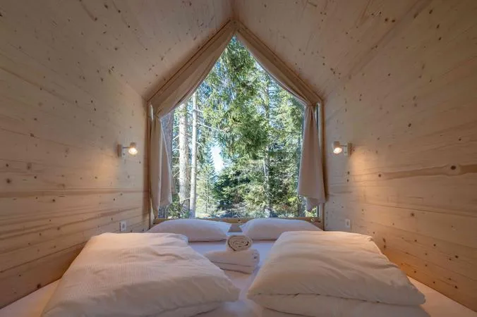 Notte in una Forest Cabin nei boschi delle Dolomiti