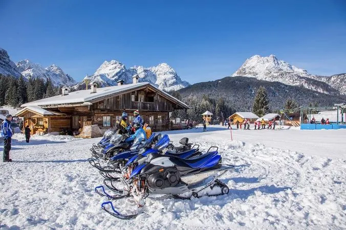 Giro in motoslitta a Sappada nelle Dolomiti Friulane