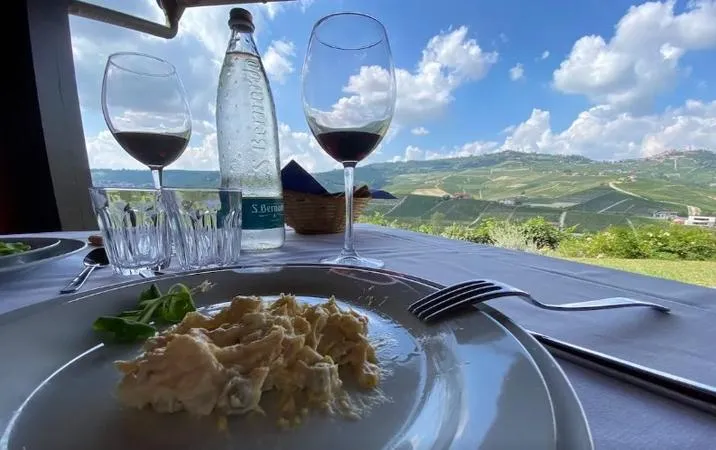 Pranzo in agriturismo con vista sulle Langhe a Castiglione Falletto