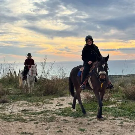 Passeggiata a cavallo con aperitivo nella Riserva Naturale di Torre Salsa a Montallegro