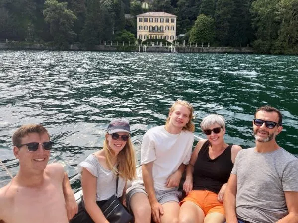 Giro in barca condiviso con tour delle ville del Lago di Como