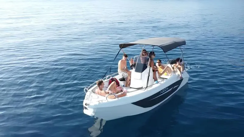 Escursione in barca di mezza giornata alla Baia di Sant’Antonio