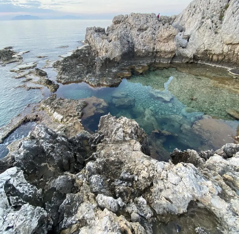 Escursione in barca di mezza giornata alla Baia di Sant’Antonio