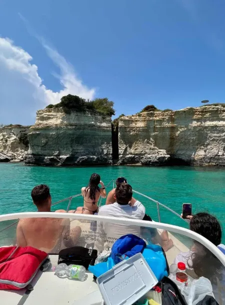 Tour in barca privato di 2h30 con aperitivo a San Foca