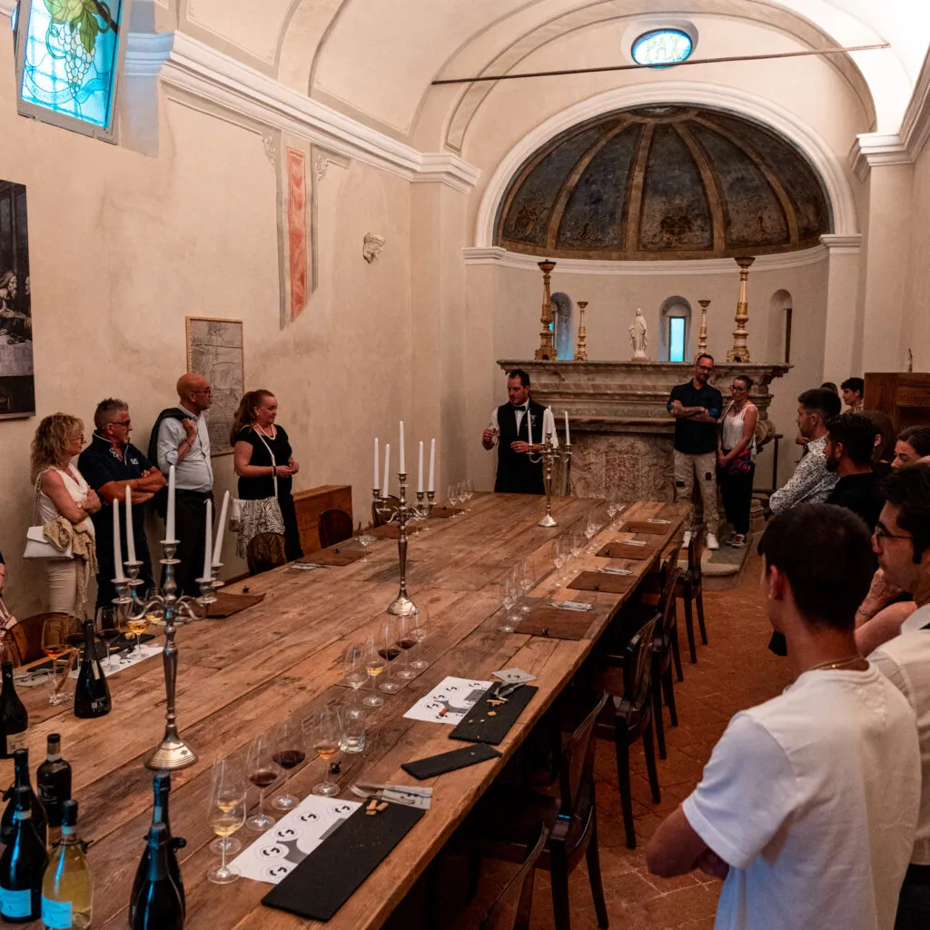 Degustazione vini e visita alla cantina in un vecchio monastero a Viverone
