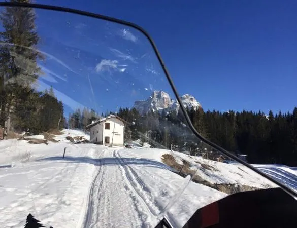 Escursione in motoslitta nelle Dolomiti ad Alleghe