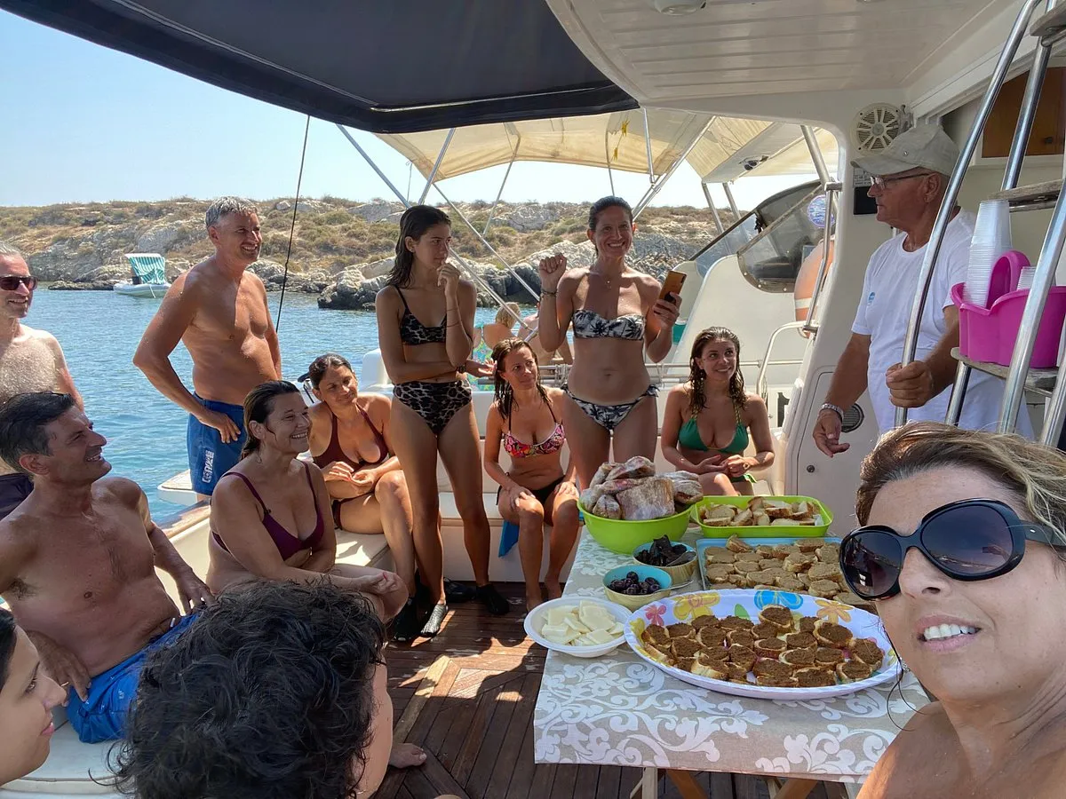 Gita in barca giornaliera dal porto di Favignana alle calette dell'isola