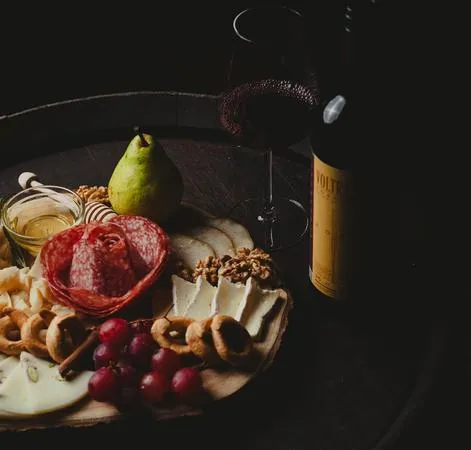 Degustazione vini con tagliere di prodotti locali all'Isola d'Elba