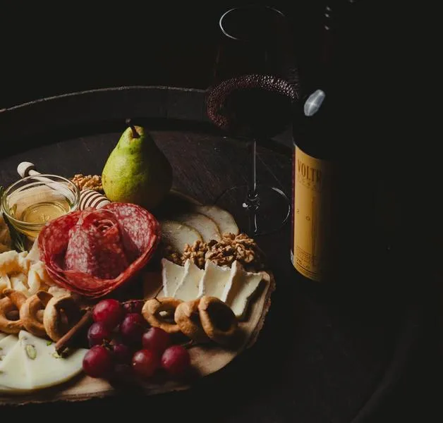 Degustazione vini con tagliere di prodotti locali all'Isola d'Elba