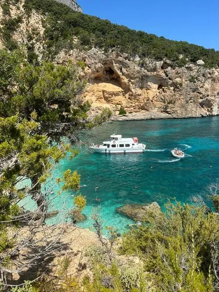 Tour in barca giornaliero di gruppo lungo la costa di Baunei