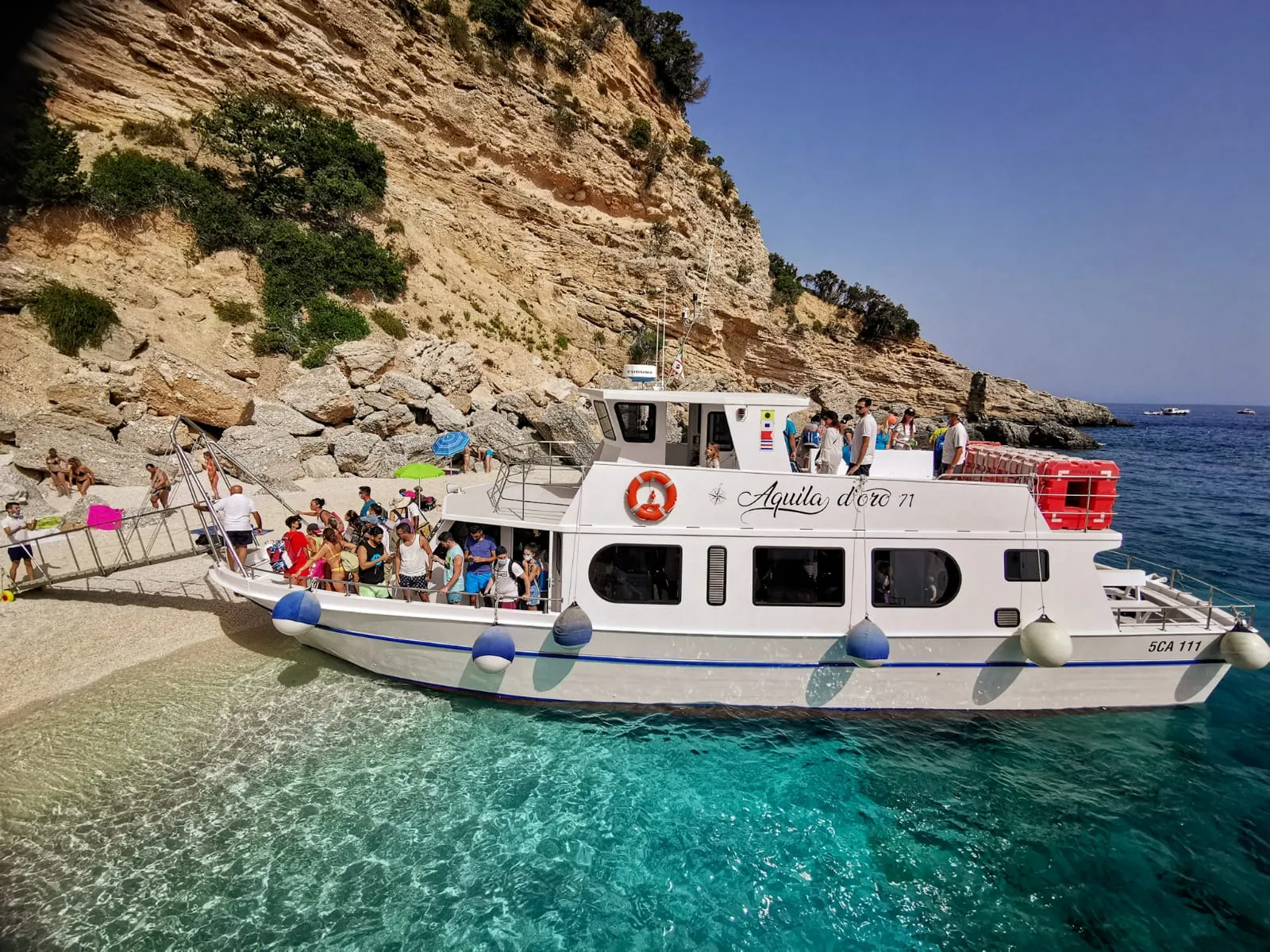 Tour in barca giornaliero di gruppo lungo la costa di Baunei