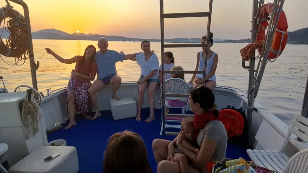 Tour in barca al tramonto alla ricerca dei delfini da Golfo Aranci