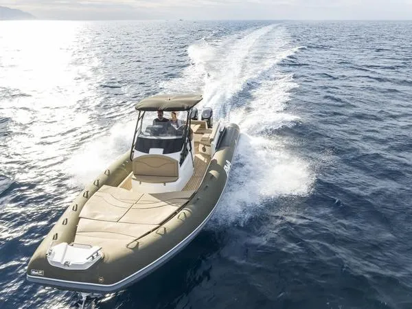 Giornata in gommone in esclusiva a La Maddalena da Palau